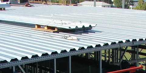 Покрытие крыши профнастилом